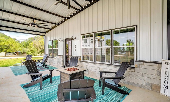Bridgeport Maison | The Bolden Boathouse lake views, corn-hole, 2 miles from boat ramp