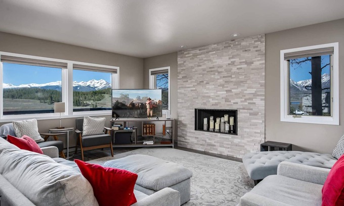 Corinthian Hills Maison | Lake Dillon Retreat Townhome: Panoramic Lake, Mountain Views