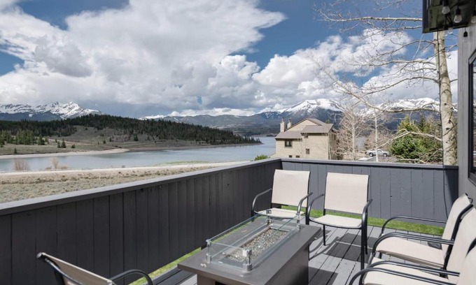 Corinthian Hills Maison | Lake Dillon Retreat Townhome Panoramic Lake Mountain Views