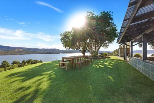 Mansfield Maison | Lake Eildon Retreat - Breathtaking Views - Sleeps 12