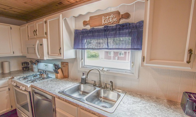 Lake Erie Beach Maison | Pet Friendly- Directly across the street from the beach