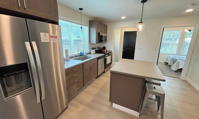 Erie Maison | Lake Erie views- 2 mins to downtown & Bayfront