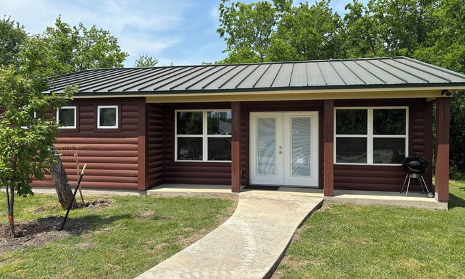 Frisco Maison | Lake Escape - 16 Person Bunkhouse.