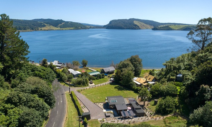 Kawerau Maison | Lake Escape - A Magic Getaway Trout Fishing, Kayaking, space for tents or boats