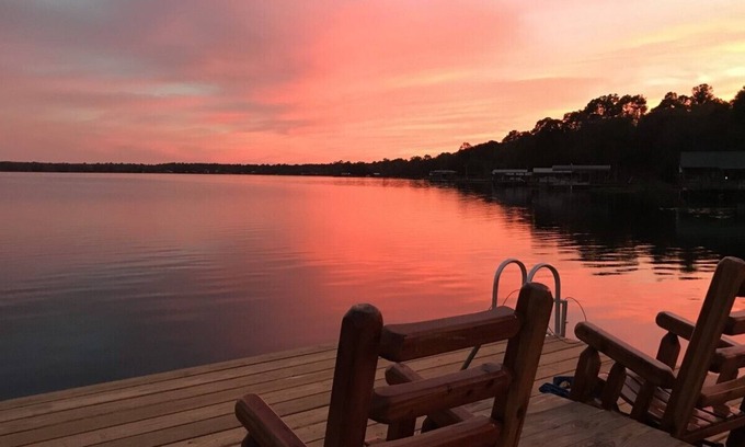 Florahome Maison | Lake Escape - Quiet, Recharging, Fun on George’s Lake