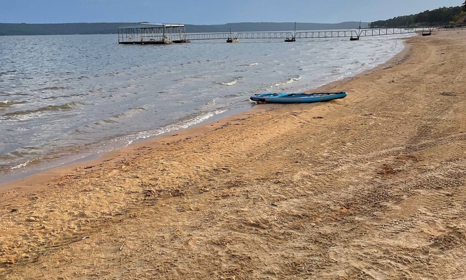 Hoyt Maison | Lake Eufaula, OK Lakefront house on the beach. Sleeps 8, 3 bedroom, 2 bath