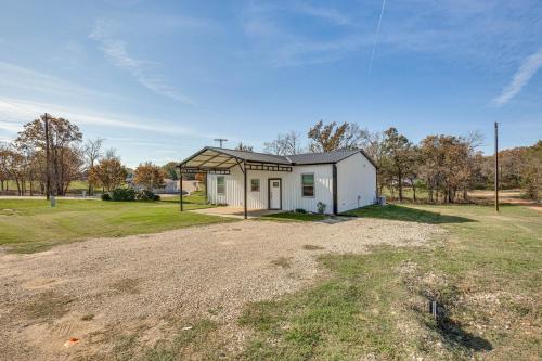 Quitman Maison | Lake Fork Cabin with Boat Launch and Fishing Pier