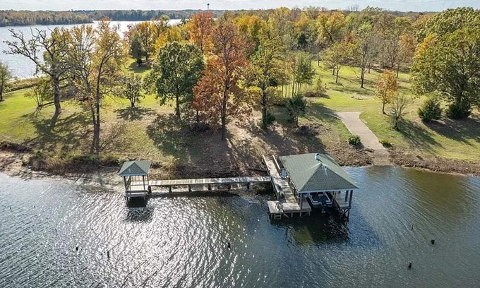 Alba Maison | Lake Fork house with private boat ramp, dock, fishing light, kayak, 8 acres land