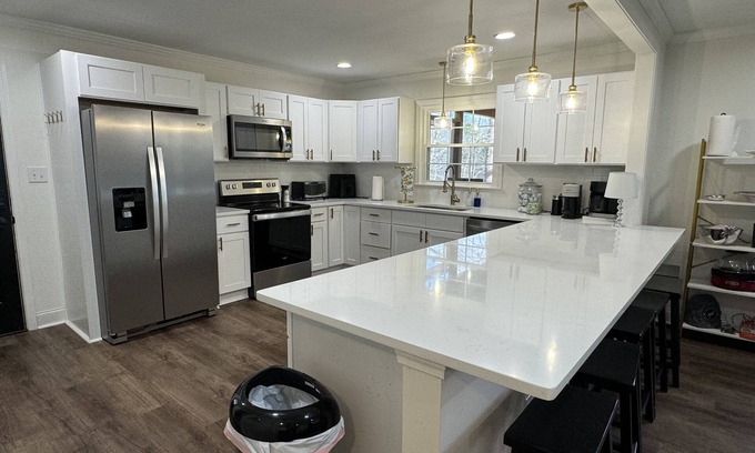 Central Maison | Lake front 2.5 miles from Clemson with private cove