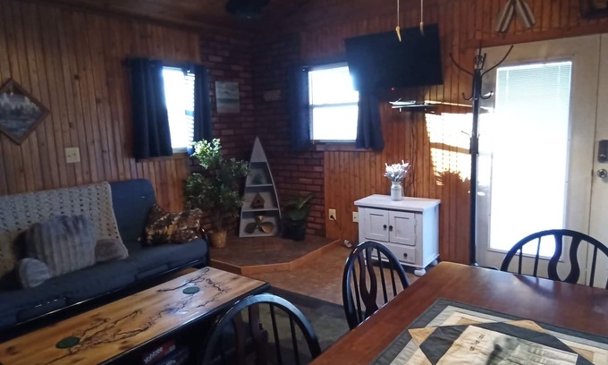 Stover Cabine | Lake Front Cabin in Quiet Cove