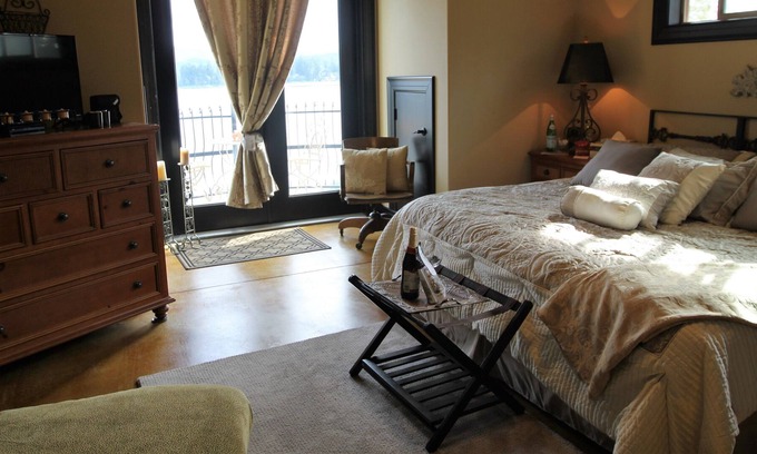 McKenna Lit Et Petit-Déjeuner | Lake Front Castle Style Custom Home Balcony Suites