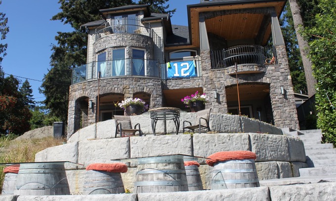 McKenna Appartement | Suite avec balcon sur mesure de style château au bord du lac