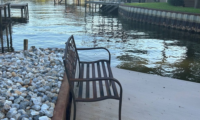 Tool Maison | Lake Front Cozy Cottage - PRIVATE DOCK - KAYAKS INCLUDED! LATE SUNDAY CHECKOUT