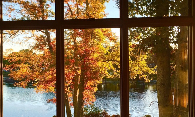 Patchogue Maison | Retraite d'artisans au bord du lac avec vue sur l'eau depuis chaque chambre