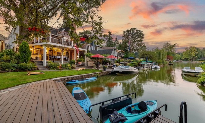 Lake Oswego Maison | {Lake Front Fun} The Little Cottage on West Bay of Lake Oswego