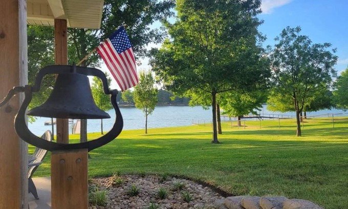 Wills Point Maison | Lake Front Gated Property Private Dock Book 3 Nights - Get 4th Night Free.
