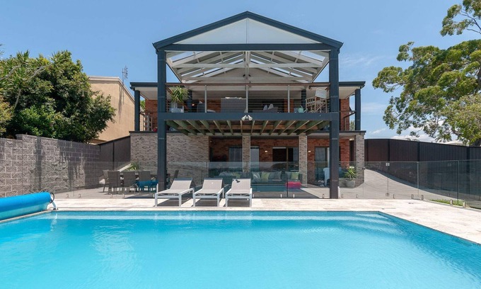 Arcadia Vale Maison | Lake Front Home - 4 Bedrooms - Pool & Jetty