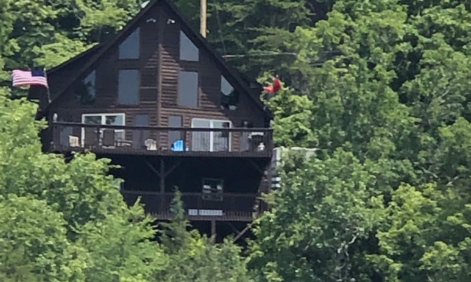 Flat Hollow Marina Maison | "Carpe Diem", belle maison spacieuse au bord du lac, bain à remous, quai pour bateau