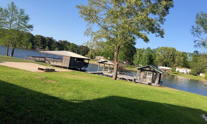 Negreet Maison | Lake front home in secluded neighborhood mins away f/ boat launch and amenities.