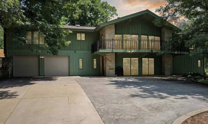 Oakdale Maison | Lake front home in Solon, close to University of Iowa, Iowa City & Cedar Rapids.
