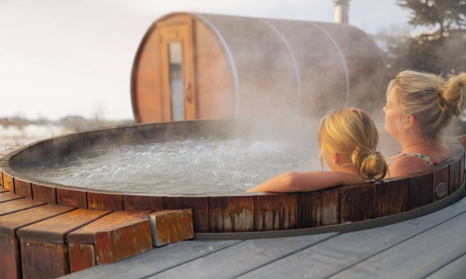 Gimli Maison | Lake Front Home with Private Beach in Gimli - Full Spa Amenities Hot Tub & Sauna