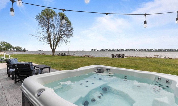 Suamico Maison | Lake Front|HotTub|Firepit|Grill| Sleeps 7!