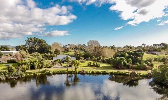 Paraparaumu Maison | Maison de style de vie au bord du lac avec sauna