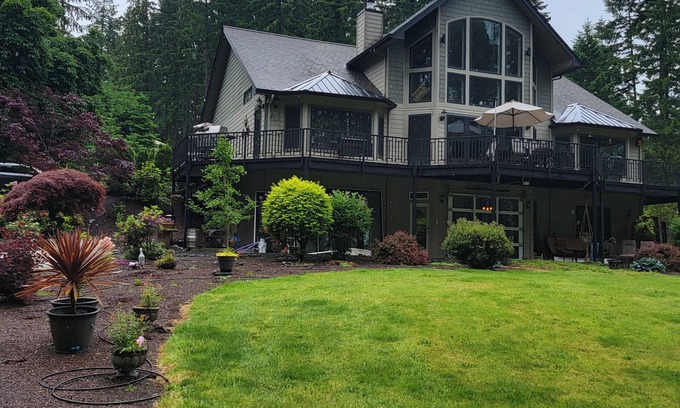 Dorena Maison | Lake front LAWN FLOOR of bi-level home. bottom floor only. private entrance.