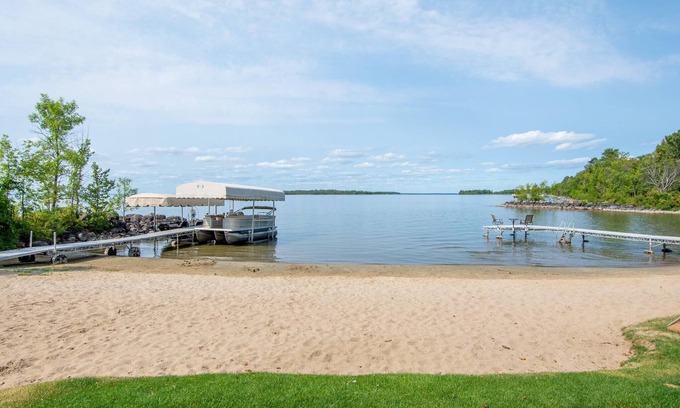 Longville Cabine | Lake Front Lodge, Leech Lake, with Multiple Cabins, Large Groups & Reunions