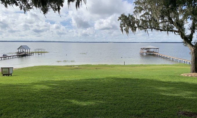 Candler Maison | Front de lac sur la rive nord du lac Weir, en Floride (ce n'est PAS un duplex / 2 entrées)