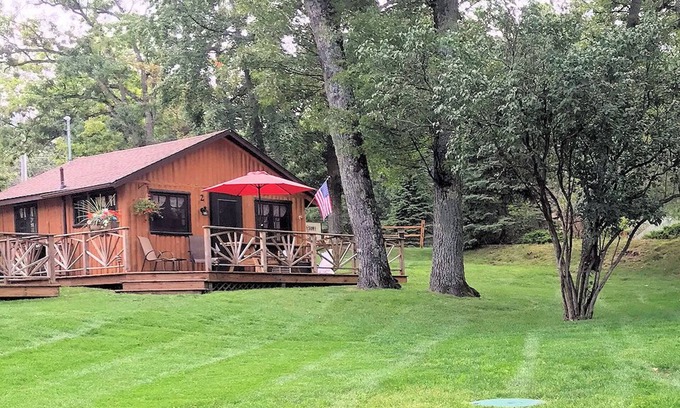 West Branch Cabine | Lake Front One Bedroom Log Cabin situé à Clear Lake Resort et location de bateaux