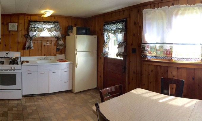 Beach Lake Maison | Lake Front Rustic Cabin #2 on Private Lake!