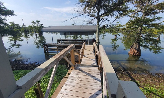Oneida Maison | Lake front rustic fishing camp