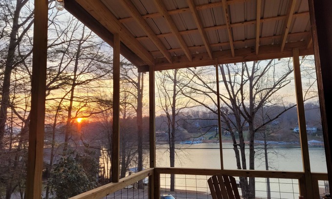 Elf Cabine | Lake Front Tiny Home on beautiful Lake Chatuge