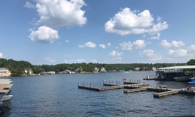 Osage Beach Copropriété | Condo de plain-pied au bord du lac, grande terrasse avec ombre du soir et vue imprenable sur l'eau.
