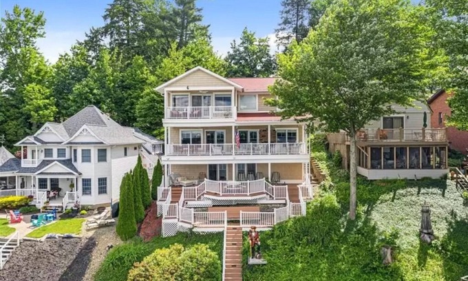 Conneaut Lakeshore Maison | Lake Front with 3 floors ~ Private Dock with 2 slips ~ Sleeps 16