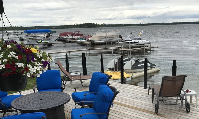 Central Alberta Maison | Lake Front with gorgeous views, close to home!