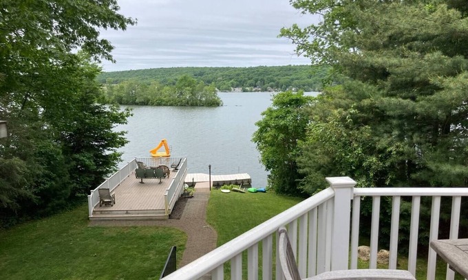 Lake Pocotopaug Maison | Lake Fun: PingPong, Pool Table, Slide, EV Charger