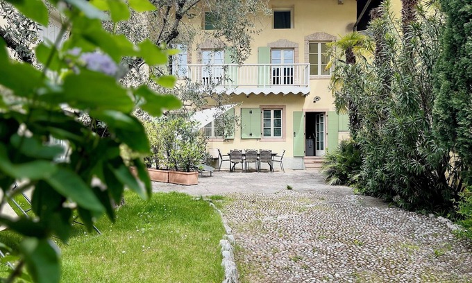 Torbole sul Garda Maison | Lac de Garde: villa idyllique dans un village paisible planté d'oliviers et de palmiers