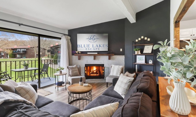 Lake Geneva Copropriété | Cozy LG Retreat! King Bed! Fireplace! WiFi!