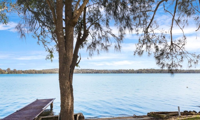 Mannering Park Maison | Lake Getaway - Modern 3 bedroom home positioned on the Lake