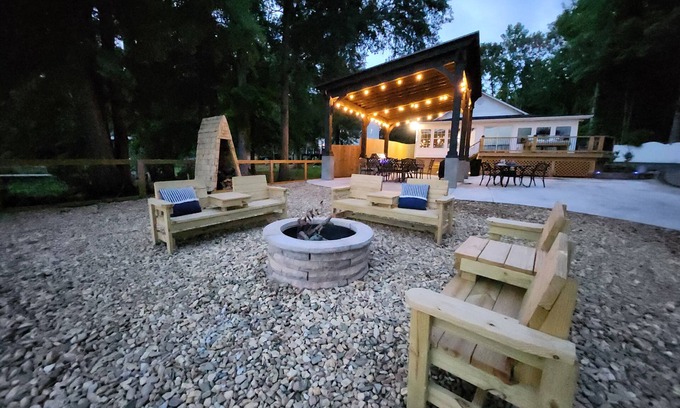 Waterloo Maison | Lake Greenwood Lodge-Main House and Guest House- Boats and Pups Welcome