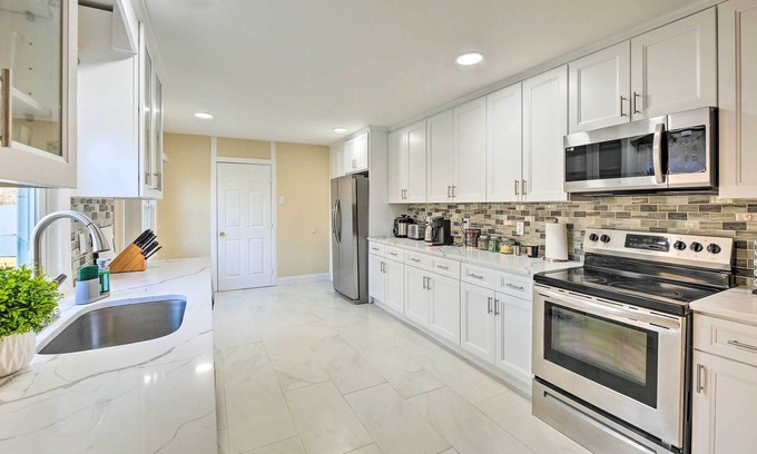Lake Grove Maison | Lake Grove Getaway ~ 7 Mi to the Beach!