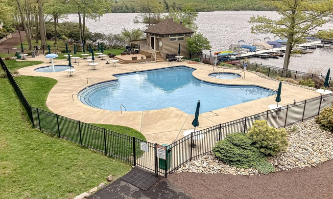 Lake Harmony Copropriété | Lake Harmony Retreat – Stunning views of the lake and the ski slope