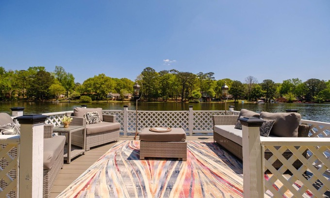 Conyers Maison | Lake Haven-Entire guesthouse with Hot Tub, Paddleboat, and Fishing!