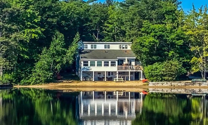 The Bays Maison | Lake Home with Private Beach and Hot Tub
