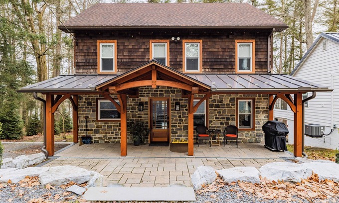 Pine Grove Maison | Lake House On Sweet Arrow Lake