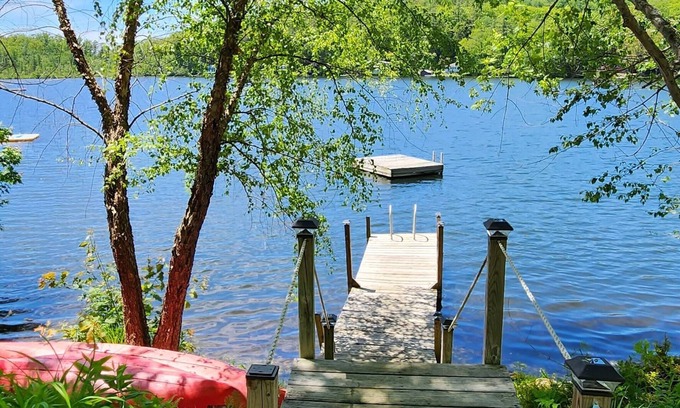 Woodsville Maison | LAKE HOUSE sur l'eau w / 2 kayaks, canoë, immense terrasse, radeau de natation, quai, foyer