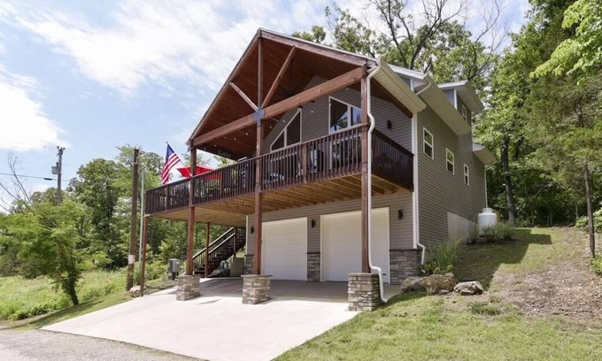 Lampe Maison | Lake House Retreat - Private Hot Tub!