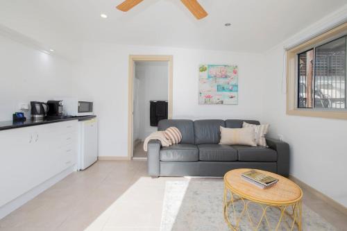 Tuggerawong Maison | Lake House Studio - A Peaceful Waterfront Hideaway